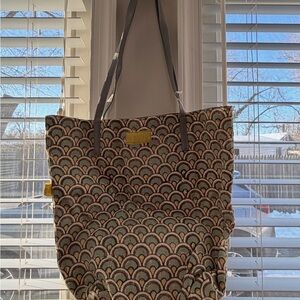 Elegant Patterned Shoulder Bag with Gray Accents